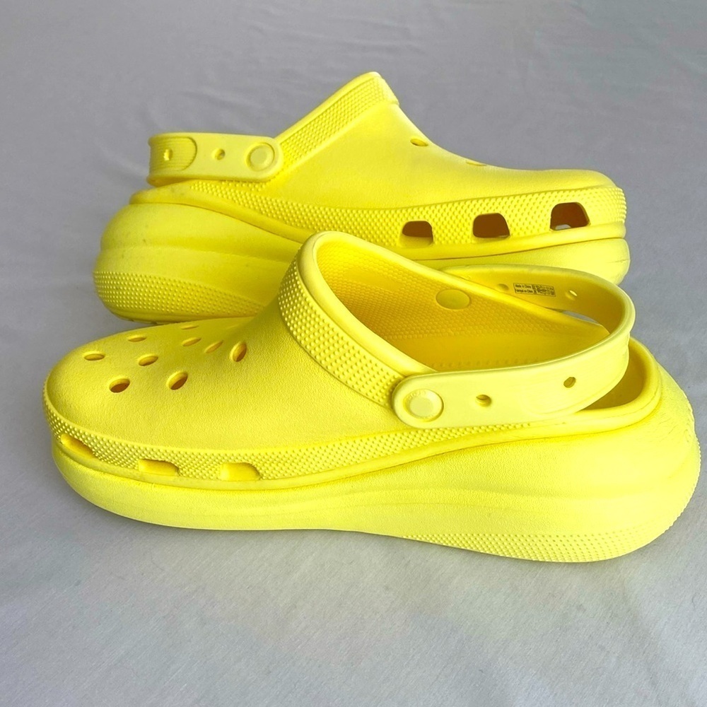 CROCS MEGA CRUSH YELLOW CLOG. 3” HEIGHT HEEL WILL PUT YOU HEADS ABOVE THE OTHERS